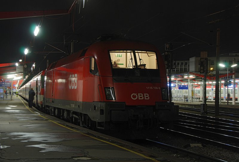 Da es mit der Tandemsteuerung Probleme gab, mute leider mit Vorspann gefahren werden;-) 1116 156 vor 4010 016 und 4010 009 am Intercity 15537 nach Villach Hbf. Wien Sdbahnhof, am 23.12.2008.