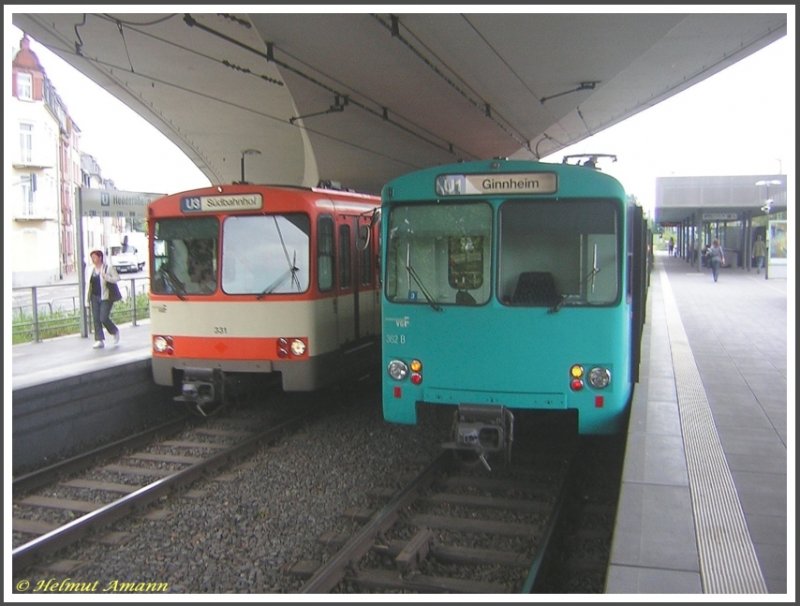Da es nur noch vier Triebwagen des Typs U2h in alter Farbgebung gibt, ist ein Motiv wie das hier auch nicht so oft zu bekommen, bei dem beide Farbvarianten direkt nebeneinander zu sehen sind, obwohl es baugleiche Fahrzeuge sind, wirken sie durch die unterschiedliche Farbgebung jeweils ganz anders. Unter der Stra�enbr�cke, die �ber die Gleise der Station Heddernheim f�hrt, trafen sich am 13.05.2007 der Triebwagen 331 links auf der U3 zum S�dbahnhof und der Triebwagen 362 rechts auf der U1 nach Ginnheim.