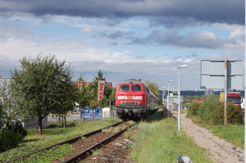 Da fhrt sie dahin, die gute alte 218 196-4, aufgenommen am 3.9.2009 bei Dettingen.