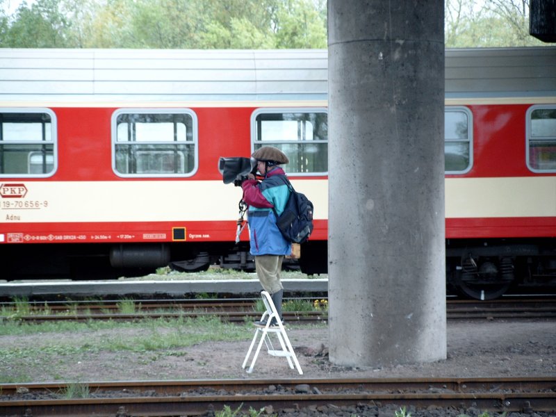 Da im Forum gerade ber die Eigenheiten von Eisenbahnfans diskutiert wird, stelle ich hier mal ein Foto der Dampflokparade in Wolsztyn am 3.5.2003 rein. Das besondere Outfit sichert diesem treuen Bahnfan jedenfalls einiges Interesse.