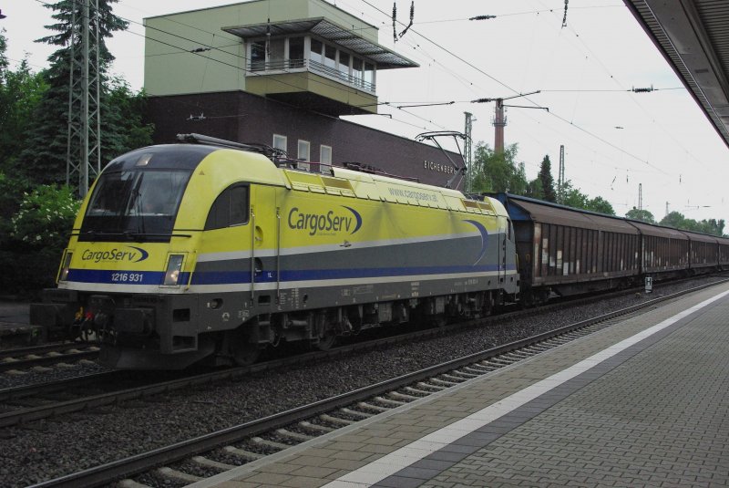 Da hat man mal einen teilweisen Feiertag und dann so ein Sauwetter, trotzdem noch eine sch�ne Sichtung vom 11.06.2009 in Eichenberg: 1216 931 der CargoServ. Achso, die Taube (mittig, Lokflanke) hatte auch sehr viel Gl�ck ;) 