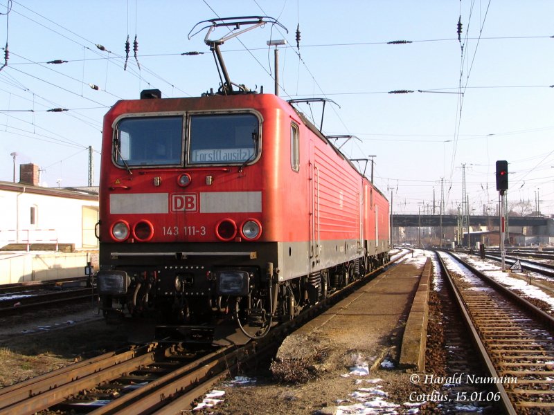Da hat sich wohl ein lokalpatriotischer Tf einen kleinen Scherz erlaubt. Zwar sind vor einigen Jahren die RB47 von Falkenberg(Elster) nach Cottbus teilweise bis Forst(Lausitz) mit BR143 durchgefahren, da aber zwischen Cottbus u. Forst kein Fahrdraht hngt, ging dies nur mit Vorspann einer BR232.