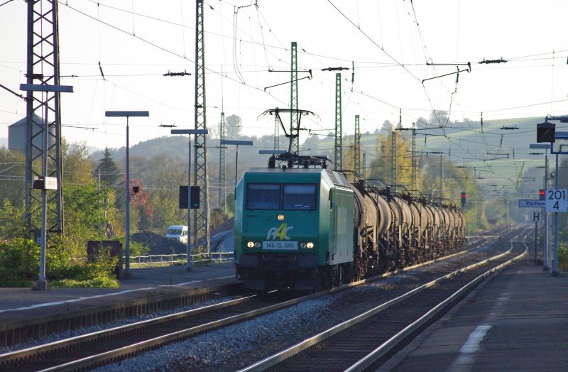 Da hat sie aber nicht sonderlich viel zu ziehen, die 145-CL 005. Hier mit ein paar Kesselwagen im Bahnhof Eschwege West in Fahrtrichtung Norden. Aufgenommen am 20.10.2009.