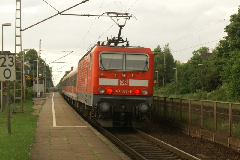 Da hat wohl einer sein Lichter nicht umgestellt...
143 082-6 mit einer RB Richtung Pinneberg am 27.05.2007 in Tornesch