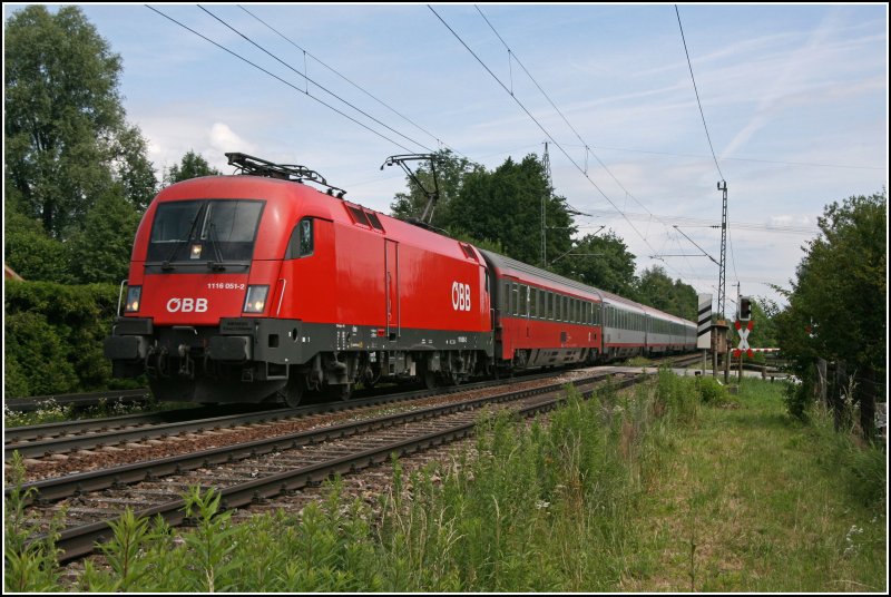 Da Heute der Groteil der Reisezugwagen Grau-Rot sind ist doch ein Waggon in der alten BB Farbe doch ein schner Kontrast zum neuen. Hier bringt die Wien Sdbahnhofer 1116 051 den OEC 160  MARIA THERESIA  von Wien Westbahnhof nach Buchs (SG). (29.06.07)