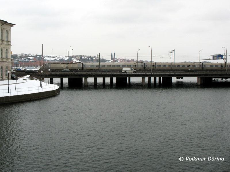 Da hier bei bahnbilder.de schon so manches  Suchbild  verffentlicht wurde, erlaube ich mir, dieses farb- und kontrastarme Foto des als X2 531 nach Malm Central ausfahrenden grauen Triebzuges anzubieten - Stockholm, 15.03.2006 
