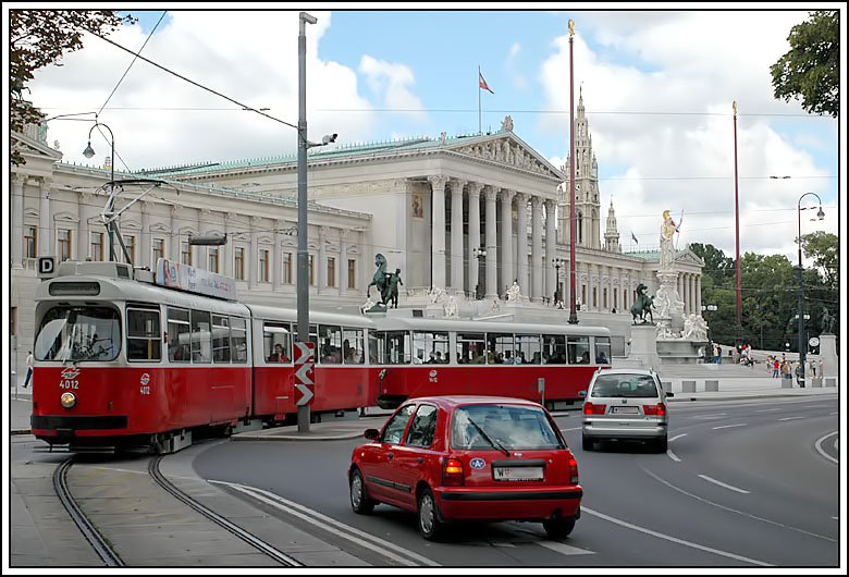 Da ich ja nicht wirklich ein Fan von Strassenbahnen bin, fotografiere ich sie auch nicht. Mein erstes Strassenbahnbild habe ich eigentlich nicht wegen der Strassenbahn, sondern wegen dem Wiener Parlament gemacht. Es zeigt eine Strassenbahn vom Typ E2 (ich hoffe das stimmt) mit der Nummer 4012 am 13.8.2006 als Linie D von Nussdorf nach Wien Sdbahnhof vor dem Parlament in Wien. Wren die beiden Autos nicht, wre das Bild sogar schn. Da es hier nicht besonders viele Bilder der Wiener Linien gibt, sollte ich einmal einen Strassenbahntag in Wien einlegen, und ein Objektiv mit geringer Brennweite mitnehmen.