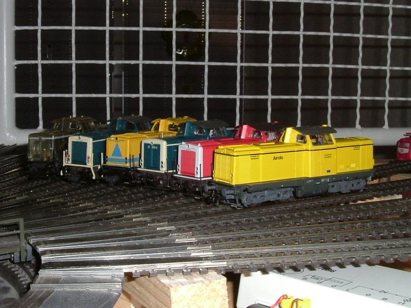 Da ich keine Anlage habe, habe ich zur Zeit eine Teppichanlage aufgebaut. Hier stehen alle meine V100 um die Drehscheibe. (v.l 212 225 [Mrklin], 212 042 [Mrklin], 213 336 [Roco], 211 070 [Roco], 211 061 [Roco] und eine Vanoli V100 mit dem Namen Airolo! Die letzten drie sind noch analog aber werde auf digital umgebaut.