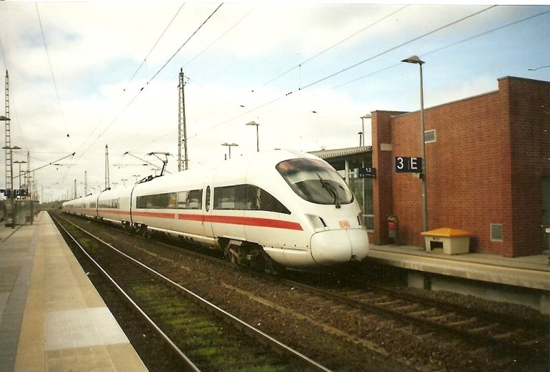 Da ich wenige Meter vom Bahnhof Bergen/Rgen wohne habe ich bisher auch den nur an einem Tag einzigen planmigen ICE-Einsatz auf Rgen miterlebt.Hier war der ICE 411 061/561 als IC 2213 Binz-Stuttgart im Einsatz.