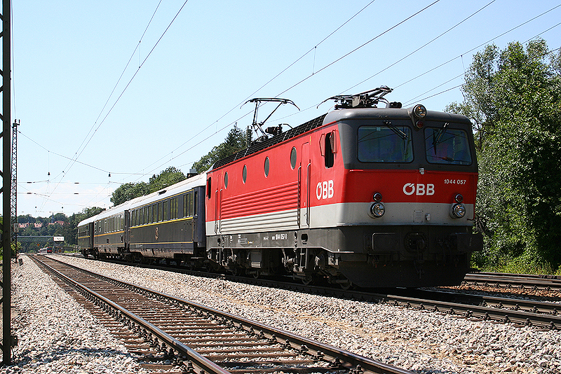Da ja im Wiener Raum doch auch einiges an Nahverkehr unterwegs ist musste sich der D16331 in Tullnerbach-Pressbaum hinten anstellen. 
