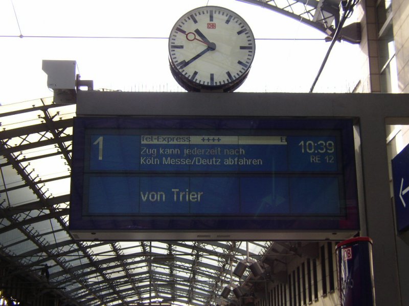 Da der Klner Hauptbahnhof eigentlich nur zum Aussteigen fr die Fahrgste des RE 12 (Trier Hbf - Kln Messe / Deutz) gedacht ist, steht ja auch zum 1. VON TRIER und zum 2. KANN ZU JEDER ZEIT WEITER FAHREN!!! Kln Hbf, Gleis 1, 11.08.07!!! 