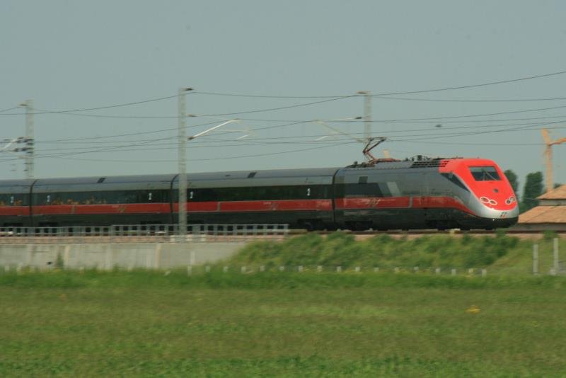 Da kommt er! Mit voller Geschwindigkeit - der Frecciarossa auf der neuen Hochgeschwindigkeitstrecke von Milano nach Bologna und es beginnt eine kurze Serie von Mitziehern. Auto Service San Martino, 01.05.2009