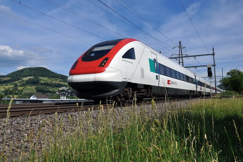 Da kommt der ICN RABDe 500 002-1  Annemarie Schwarzenbach  angerauscht. Im Hintergrund der Frickberg bei Frick im Aargau. 3.6.2009