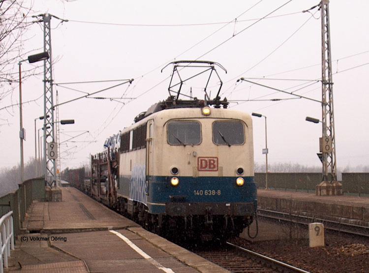 Da kommt mir doch pltzlich die schon sehr betagte 140 638 in Uralt-Farbgebung mit einem gemischten Gterzug  vor die Linse (leider bei Schneeregen); Niederwartha, 09.03.2004