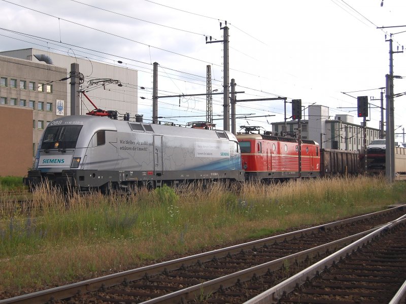 Da kommt so ein Supergespann daher und dann htte mir ein
Gterzug am Gleis davor fast alles kaputt gemacht.
So bleibt mir nur diese Notschlachtung von der 1116 038 mit der
kalten 1044.40 welche am 18.06.2008 mit einem Gterzug
in Wels durchgefahren ist.