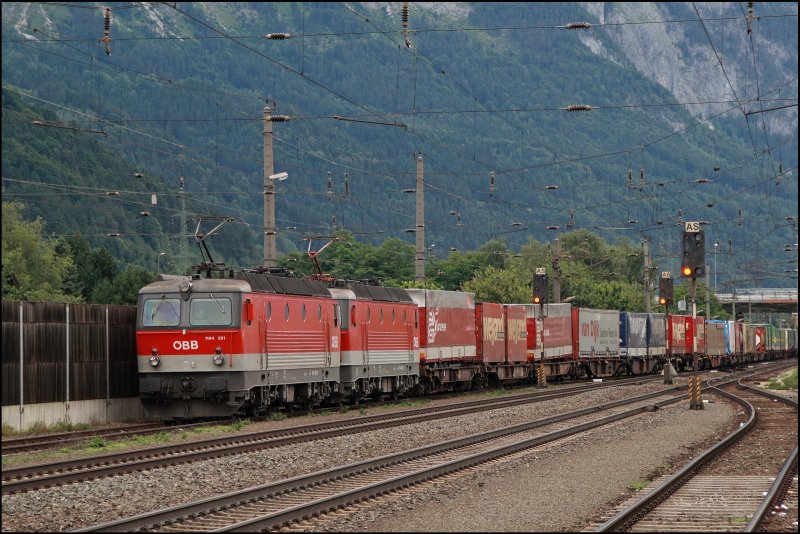 Da kommt was schnes und muss auf die Seite: Die beiden Bludenzer 1144 231 (9181 1144 231-8) und 1144 239 (9181 1144 239-1) mssen mit ihrem Kombizug in Schwaz auf die Seite. (04.07.2008)
