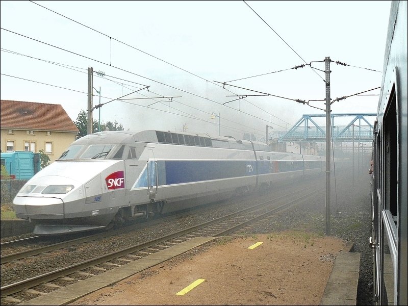 Da konnte der Sonderzug mit der Dampflok 5519 in Punkto Geschwindigkeit nicht mithalten. Er wird am 22.06.08 in Woippy von einem TGV berholt. (Hans)