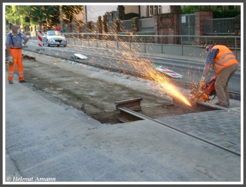 Da das letzte Gleisst�ck des s�dlichen Gleises bei der Erneuerung der Strecke in der Hartmann-Ibach-Stra�e beim Einpassen am 15.07.2008 zu lang war, musste am alten Gleis f�r den Anschluss ein St�ck abgeflext werden. 