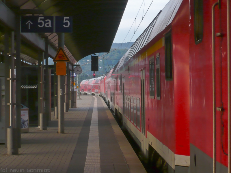 Da nach den Brandanschlägen am Morgen des 12.09.2009 kein Zug mehr den Bahnhof Saalfeld (Saale) in Richtung Norden verlassen konnte, stauten sich drei RegionalBahn-Garnituren aus 143ern und je drei Dostos auf Gleis 5. Der Bahnsteig ist lt. DB aber nur 222 m lang!