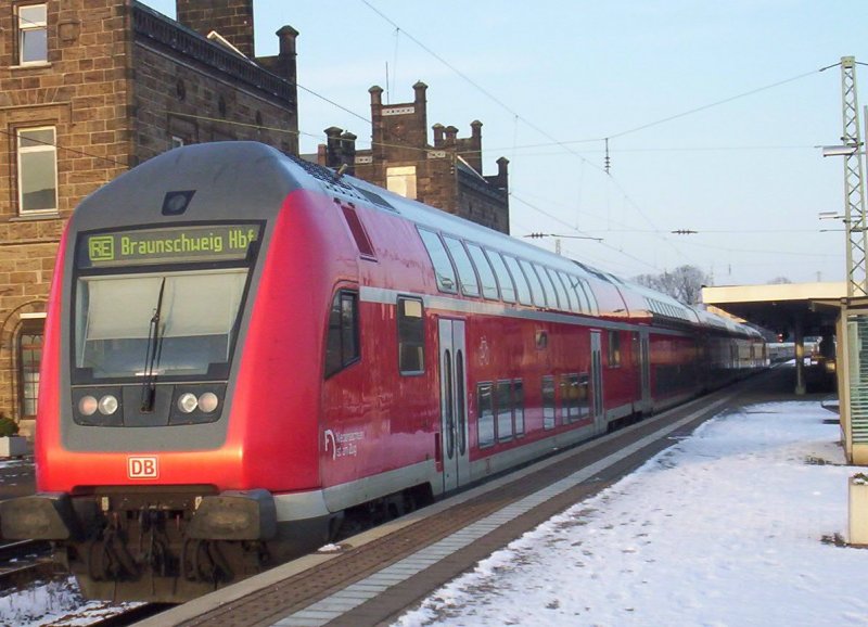 Da in NRW die Vermutzungsrate der Dostos so hoch ist, bekommt Niedersachen nunmal die neueren Dostos. Hier ein 766.2 als Schlusslicht des RE 60  Ems-Leine-Express  auf dem Weg nach Braunschweig in Minden(Westf) am 30.12.2005