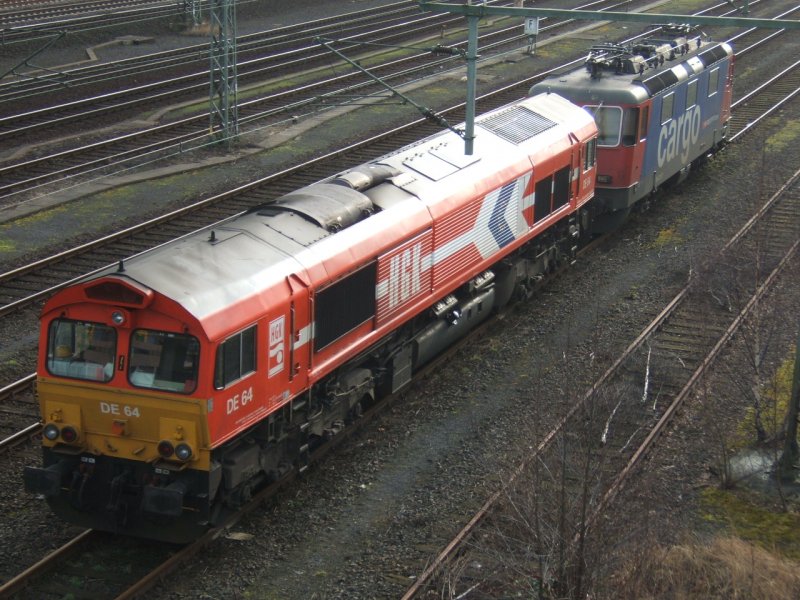 Da die Privatbahnen ihre Loks nicht mehr in Hohe Schaar abstellen
drfen,kann man diese nun tglich nahe der S-Bahn Station Hamburg
Willhelmsburg sichten.Am 30.1.2007 stand dort die DE64 der HGK.