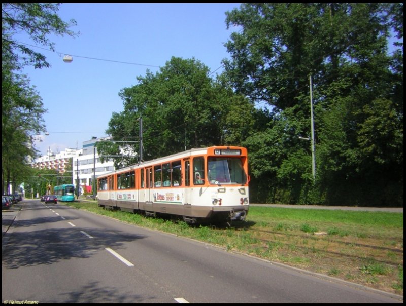 Da die S-Triebwagen an WM-Spieltagen �berwiegend auf den Z�gen zum Stadion eingesetzt wurden, kamen auf den anderen Linien einige der f�r die Fu�ball-WM reaktivierten Pt-Triebwagen zum Einsatz. Am 17.06.2006 fuhr Triebwagen 689 den 14. Zug der Linie 12 auf dem Rasengleis zwischen Heinrich-Hoffmann-Stra�e/Blutspendedienst und Niederr�der Landstra�e in Fahrtrichtung Schwanheim, dahinter folgte der S-Triebwagen 241 auf der Linie 21 zum Stadion.