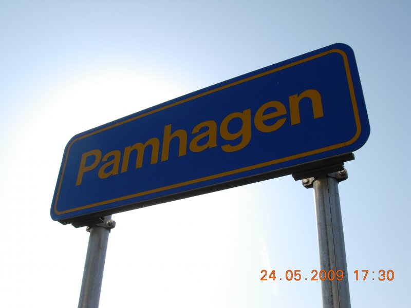 Da die Seewinkelstrecke zwischen Neusiedl am See und Pamhagen von der Raaberbahn betrieben wird, sind die Stationsschilder im GySEV-typischen Blau-Gelb gehalten (24.5.2009).
