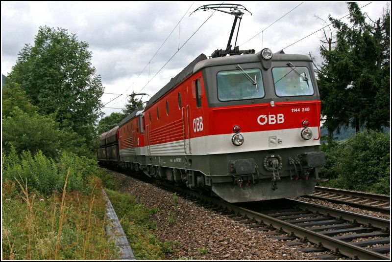 Da seit ihr ja wieder;-) Die Innsbrucker 1144 248 und 208 bringen wie am Vortag, (ID 141721), den leeren Kalkzug von Rohrdorf Richtung Kufstein. (05.07.07)
