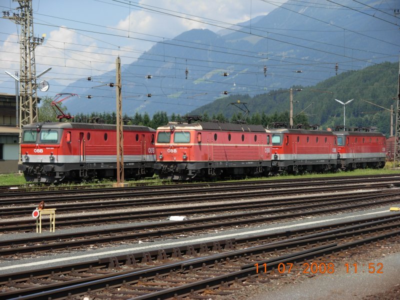 Da sich die Baureihe 1044 seit Jahren im Gterverkehr ber die Tauernstrecke bestens bewhrt hat, sind Fahrzeuge dieser Art im Bahnhof Spittal-Millstttersee immer wieder in grerer Anzahl anzutreffen (11.7.2008).