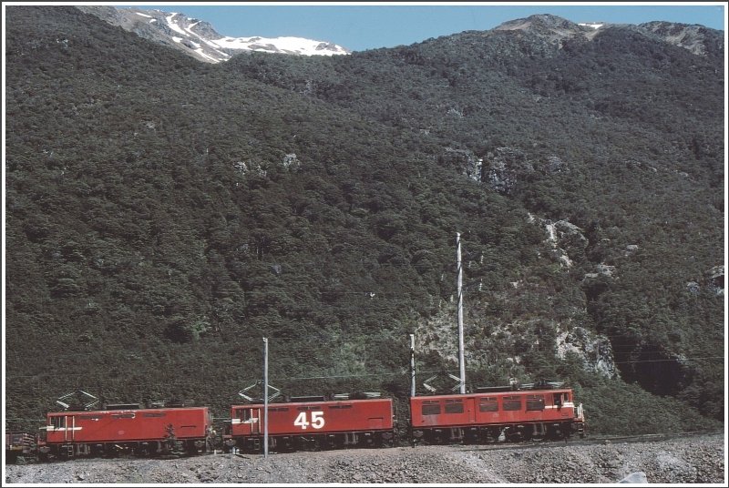 Da sich zwischen Otira und Arthurs Pass ein ca 6km langer Tunnel befindet, wurde die Strecke auf einem Abschnitt von vielleicht 15km elektrifiziert. E-Loks im Dreierpack befrdern dann die schweren Kohlenzge, die von den Minen bei Greymouth auf die andere Inselseite zum Tiefseehafen Littelton bei Christchurch verkehrten. Ein zweimaliger Lokwechsel innerhalb kurzer Zeit war somit ntig. Der TranzalpineExpress verkehrte durchgehend mit Dieseltraktion. (Archiv 11/85)