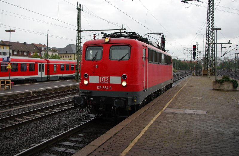 Da sie immer mehr zu Raritten werden widme ich den Kastenzehnern eine kleine Serie: Hier (leider nur ein Bahnsteigbild, da sie berraschend kam und eigentlich eine andere Lady erwartet wurde) 139 554-0 Lz im Bahnhof Fulda in Fahrtrichtung Sden am 04.09.2009.