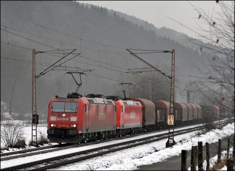 Da ist sie wieder: 185 165 ist nach Lennestadt gefahren um 185 188 zu untersttzen. Hier sind beide Lokomotiven mit einem schweren Coilzug nach Kreuztal zusehen. (06.12.2008)