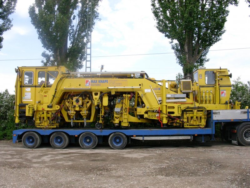 Da ist sie wieder! Nach Revision kam die Stopf- und Richtmaschine 08-275 ZW der Fa Max Knape Nr. 97 43 43 504 10-2 per Tieflader zurck nach Regensburg. Aufgenommen am 10.06.07