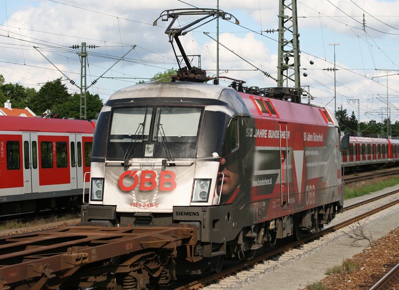 Da die Sonne fr beide Werbeloks nicht ideal stand, wurde gehofft, dass hinter der Lok ein Flachwagen ist, um einen Nachschuss machen zu knnen. Beim Kyoto war das nicht der Fall, aber beim Bundesheer. Nur waren leider alle anderen Fotografen schon weg...