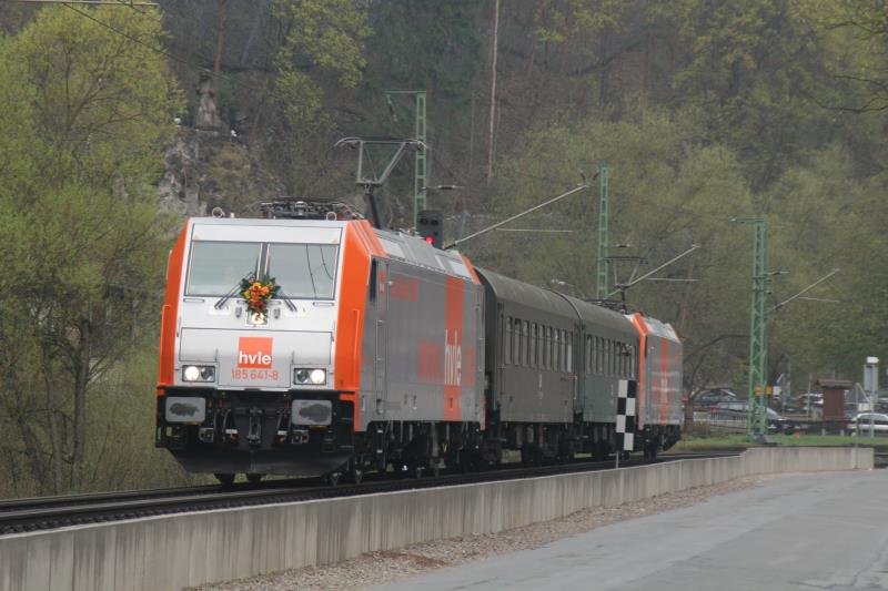 Da staunt der alte H�hlenb�r! Ein Personenzug in R�beland! Und im Gegensatz zu den 90er Jahren auch noch voll besetzt! ...