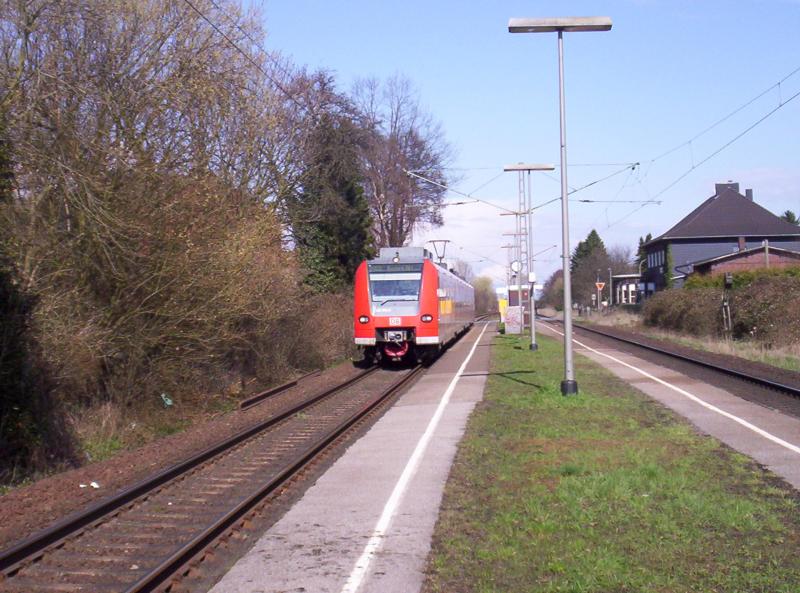 Da steht er nun und sonnt sich, 425 075 beim Halt in Herrath. RB 33 auf dem Weg nach Aachen Hbf am 04.04.2006