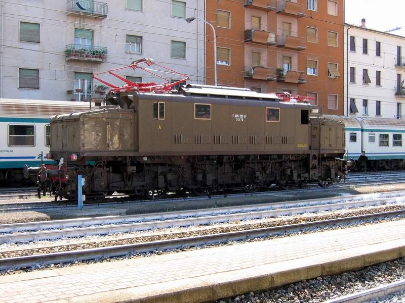 Da steht man in Arezzo, wartet auf den Zug und was kommt da? Eine E626! An der Lok stand  E626 223 , LF 21/76  Leider konnte ich sie nicht von der anderen Seite aufnehmen. 