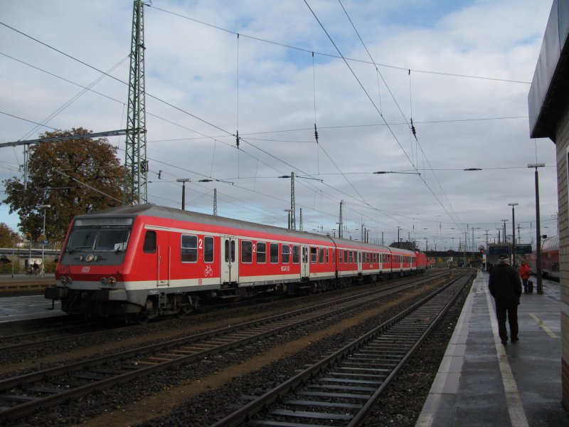 Da steht der RE von Cottbus nach Leipzig bereit an Gleis 6.