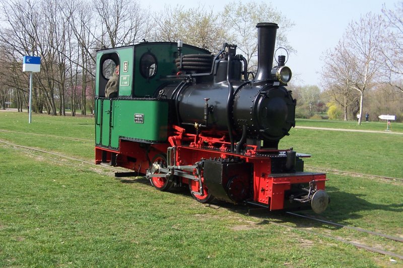 Da steht sie - mitten im Gr�nen - so richtig drollig. Dieser kleine B-Kuppler leistete am vergangenen Wochenende auf dem Frankfurter Rebstockgel�nde mit seiner Schwestermaschine ganze Arbeit. Frankfurt /M, den 01.04.07