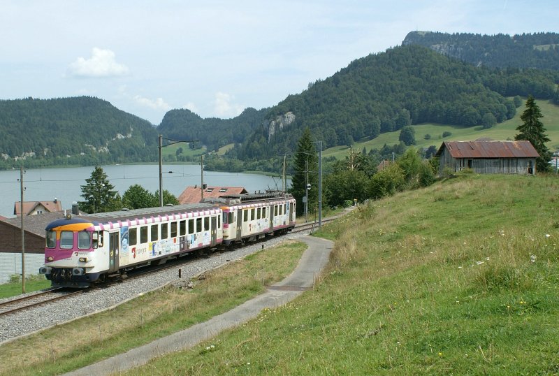 Da der Travys DOMINO zum Unterhalt in Lausanne weilte, bernahm der sonst nur im Schlerverkehr eingesetzte ABDe 534-1 den Domino Umlauf - hier als Regionalzug 4221 kurz nach Les Charbonnieres am 16. August 2009. 
Im Hintergrund der Lac Brenet, diesmal von der andern Seite.