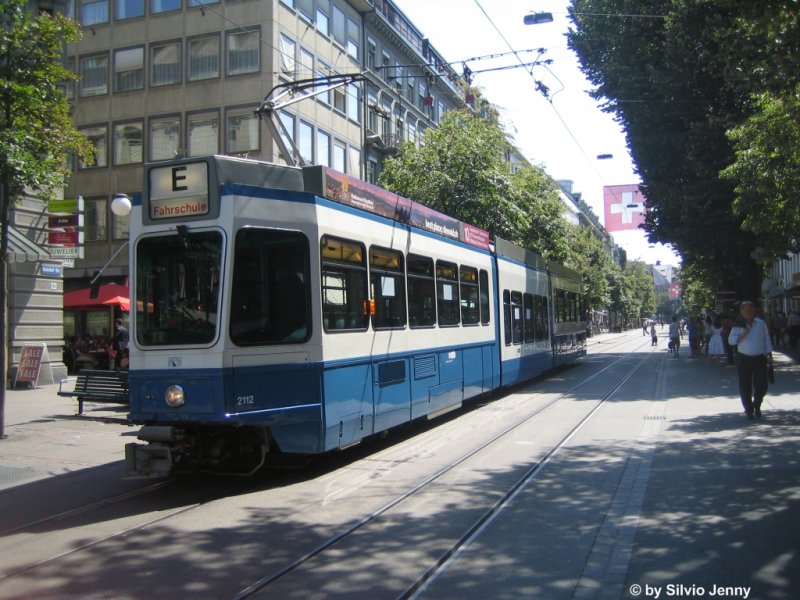 Da die VBZ ab nchstem Fahrplanwechsel das Angebot massiv erhht, sind auch mehr Tram-Chauffeure ntig, die allerdings zuerst ausgebildet werden mssen. Darum wurde die Snfte 2112 zu einem Fahrschultram umgebaut. Und fhrt am 29.7.08 durch die Bahnhofstrasse.