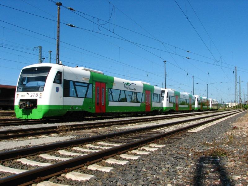 Da whrend der Umbauarbeiten des Erfurter Hauptbahnhofes nicht alle Bahnsteige zur Verfgung stehen, werden die Personenzge auf dem Gterbahnhof kurzzeitig abgestellt. Hier wartet ein Nahverkehrszug nach Meiningen darauf, wieder in den Bahnhof fahren zu knnen. 11.06.2006