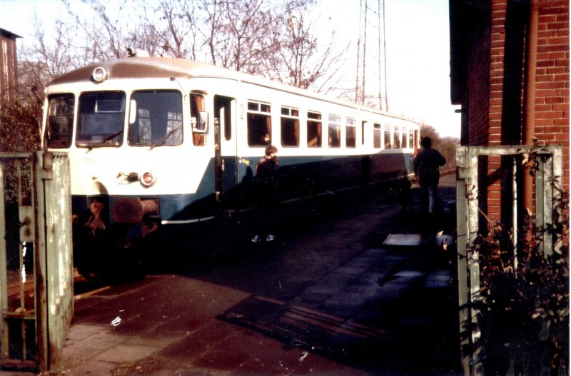 Da war die Bahnwelt noch in Ordnung: Akkutriebwagen in Duisburg - Ruhrort.. Bahnfahren war da noch ein Erlebnis.. (Mrz 1995)