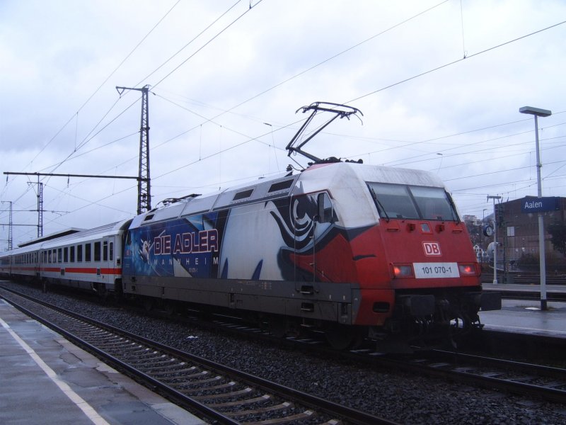 Da war er denn auch mal in Aalen, der Adler...
BR 101 070-1, am 03.03.07 (bei Hundewetter) an einem InterCity von Karlsruhe HBF nach N�rnberg HBF im Knotenbahnhof Aalen.