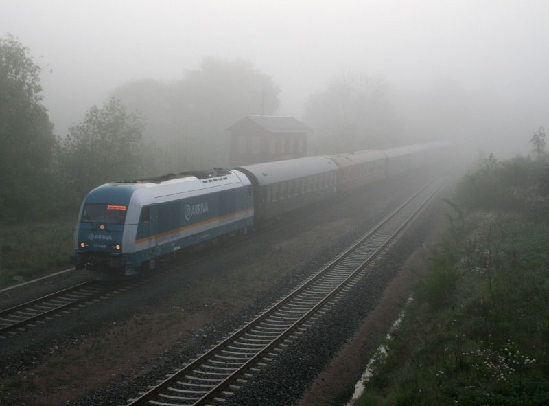 Da war das Muldental noch sehr neblig.Am Morgen des 02.05.09 zog Alex-Lok 223 068  den Sonderzug des Eisenbahnmuseums Schwarzenberg nach Kehlheim.Aufgenommen bei der Durchfahrt des Haltepunktes in Wilkau-Hasslau.Im Hintergrund das alte Stellwerk.
