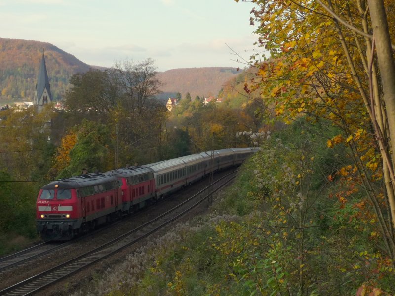 Da war die Sonne schon weg: 218 487-7 und 218 456-2 erklimmen mit IC 2013 Magdeburg Hbf - Oberstdorf die ersten Meter der Geislinger Steige vor der Kulisse der gleichnamigen Stadt. 27.10.09