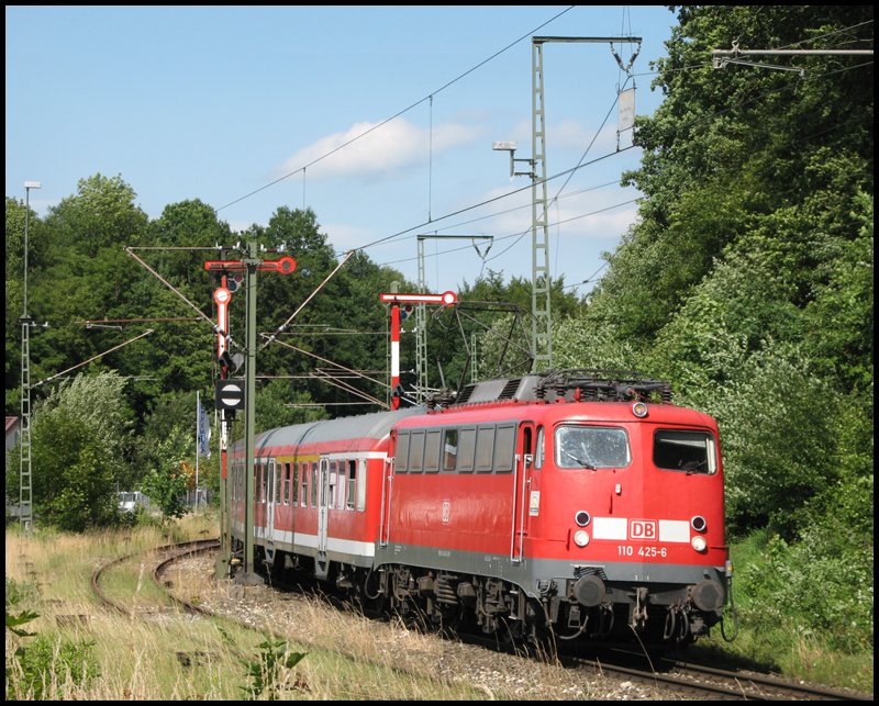 Da war das Wetter mal gndig mit mir, denn bereits kurz nachdem 110 425-6 mit ihrer RB an mir vorbeigefahren war, warf ein Wolke einen Schatten auf die Stelle. Die Aufnahme entstand kurz bevor der Zug mit Zielbahnhof Aalen am spten Nachmittag des 27.06.2008 den Bahnhof Goldshfe erreichte.