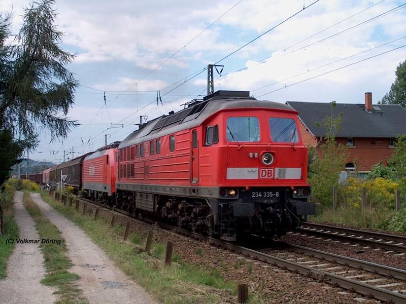 Da war wohl etwas mit der Stromversorgung, denn in Cossebaude wurde dem Gterzug mit einer 189er Railion-Lok zur Weiterfahrt nach Dresden die 234 335 vorgespannt - 26.08.2004