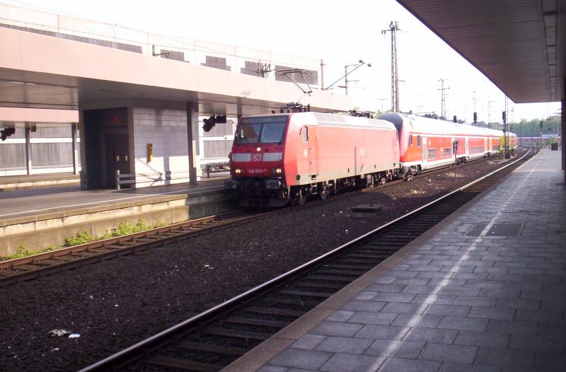 Da war wohl der Steuerwagen kaputt. 146 023-7 sollte der RE 5 von Koblenz bis Wesel eigentlich schieben, daraus wurde wohl nix. Sie zieht ihren RE gerade in Dsseldorf Hbf ein. 16.05.2005