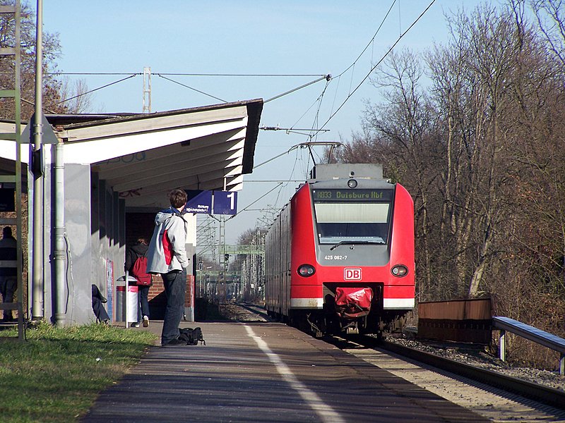  Da war der Zug wohl weg  dachte dieser Fahrgast der in Hckelhoven-Baal dem 11064(RB33) auf dem weg nach Duisburg hinterherschaut. 425 062/562 bei sonnigem Wetter bei der Ausfahrt von Baal... 02/2008